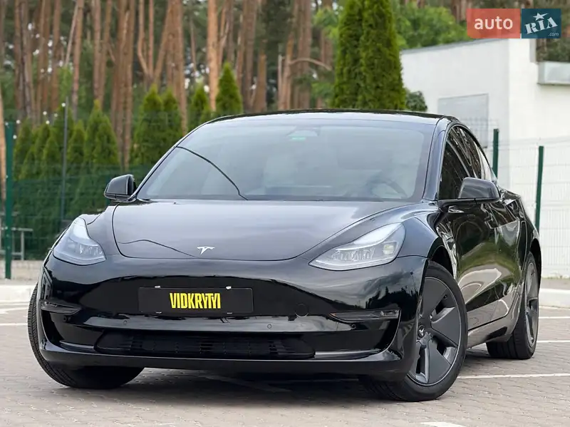 Седан Tesla Model 3 2022 в 