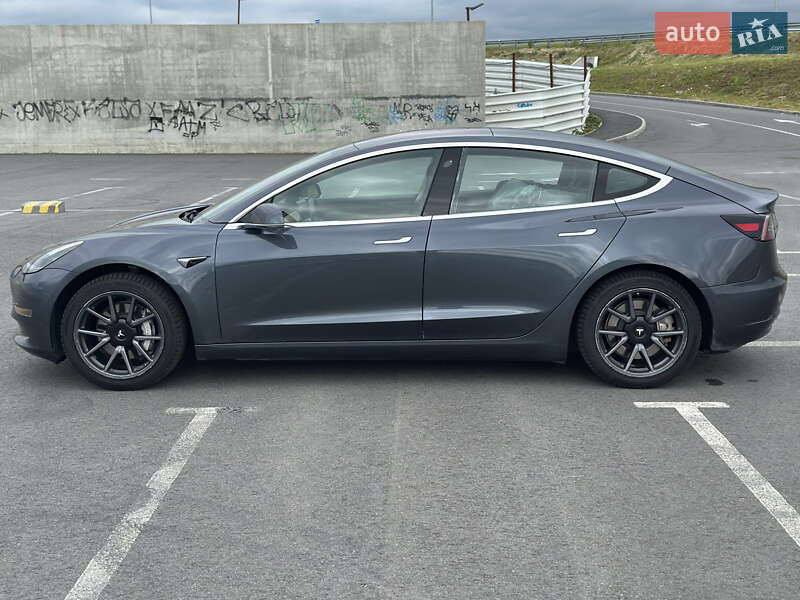 Седан Tesla Model 3 2018 в Львове