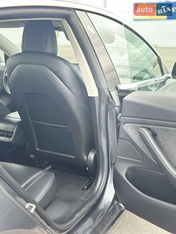 Седан Tesla Model 3 2018 в Львове