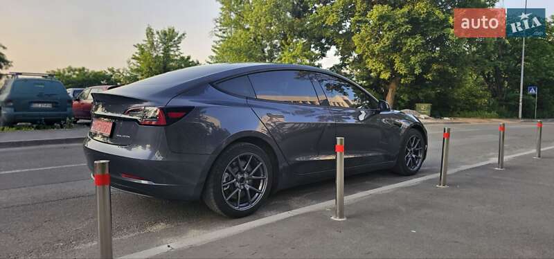 Седан Tesla Model 3 2023 в Києві
