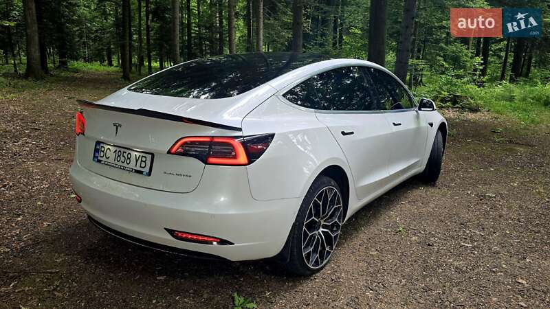 Седан Tesla Model 3 2020 в Стрию