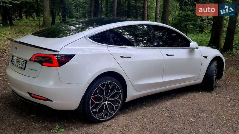 Седан Tesla Model 3 2020 в Стрию