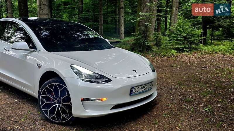 Седан Tesla Model 3 2020 в Стрию
