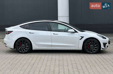 Седан Tesla Model 3 2022 в 
