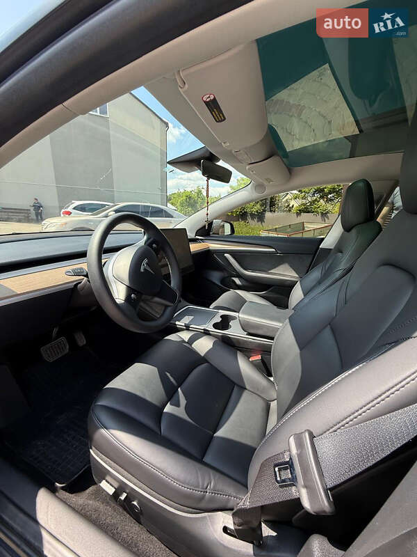 Седан Tesla Model 3 2023 в Жовкве