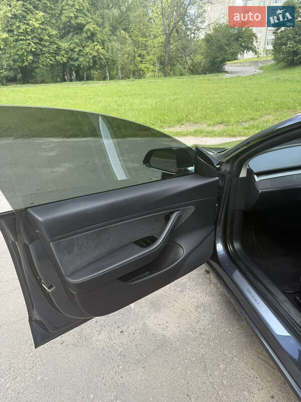 Седан Tesla Model 3 2019 в Львове