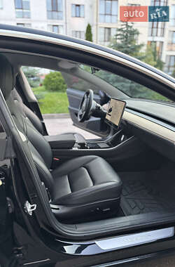Седан Tesla Model 3 2020 в 