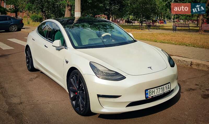 Седан Tesla Model 3 2020 в 