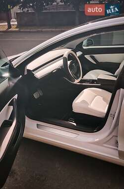Седан Tesla Model 3 2020 в 
