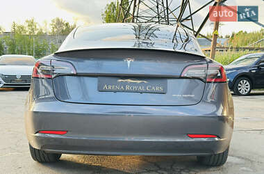 Седан Tesla Model 3 2022 в 