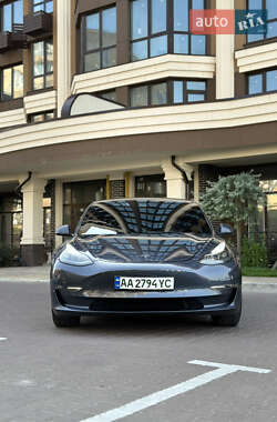 Седан Tesla Model 3 2022 в 