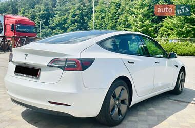 Седан Tesla Model 3 2022 в 
