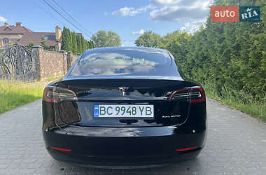 Седан Tesla Model 3 2022 в 