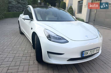 Седан Tesla Model 3 2022 в 