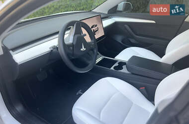 Седан Tesla Model 3 2022 в 