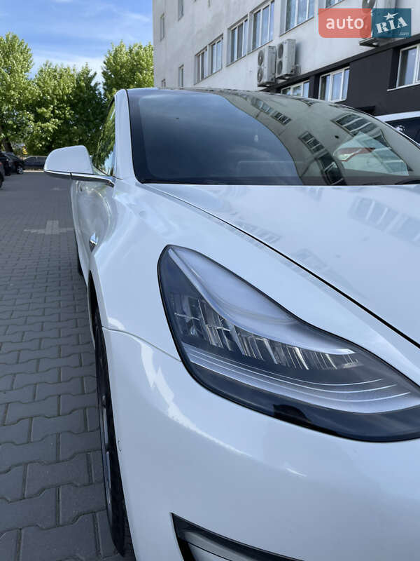 Седан Tesla Model 3 2019 в Черновцах