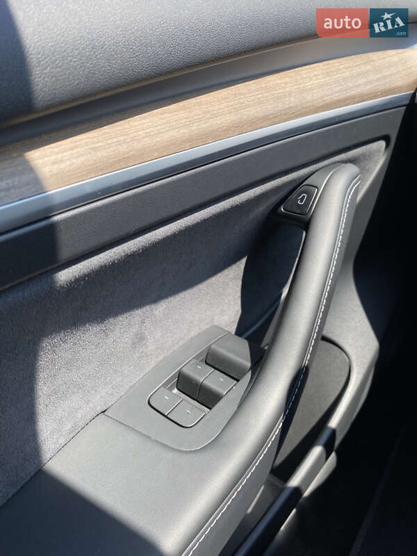 Седан Tesla Model 3 2021 в Києві