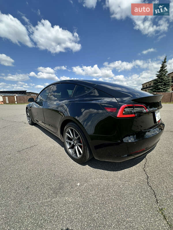 Седан Tesla Model 3 2021 в Киеве