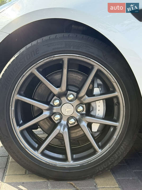 Седан Tesla Model 3 2019 в Киеве