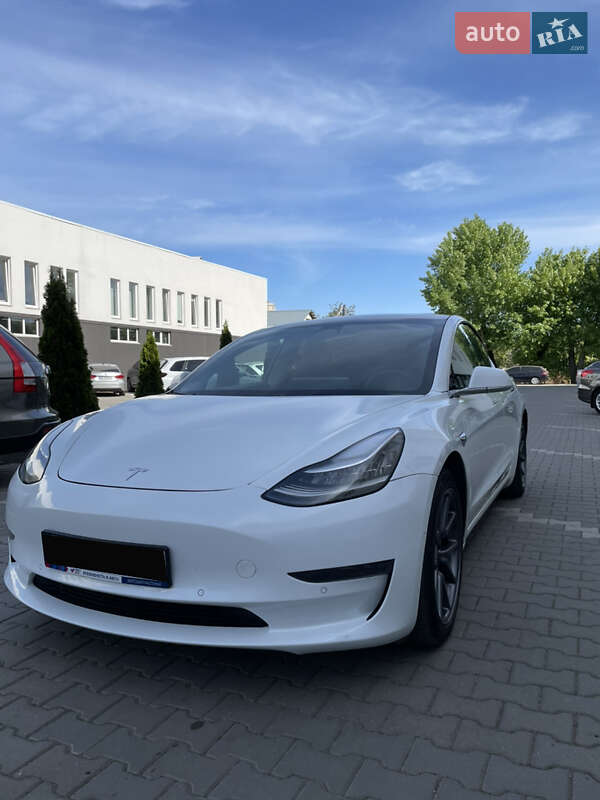 Седан Tesla Model 3 2019 в Черновцах