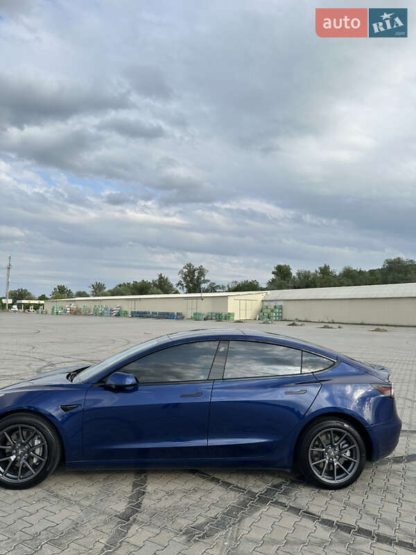 Седан Tesla Model 3 2021 в Черновцах