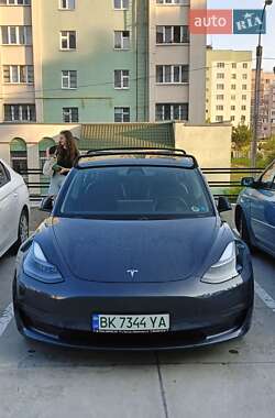 Седан Tesla Model 3 2022 в Ровно