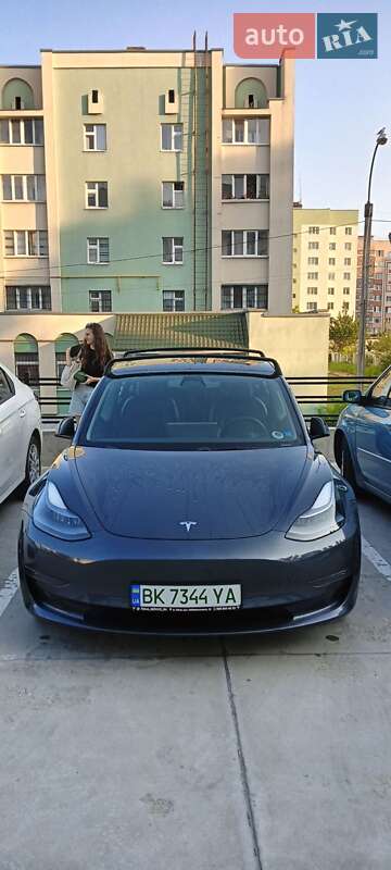 Седан Tesla Model 3 2022 в 