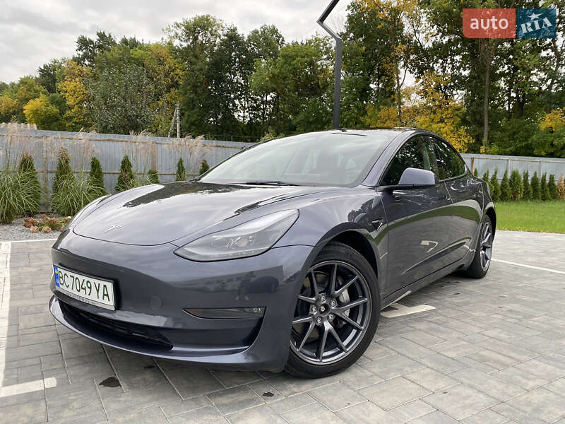 Седан Tesla Model 3 2022 в 