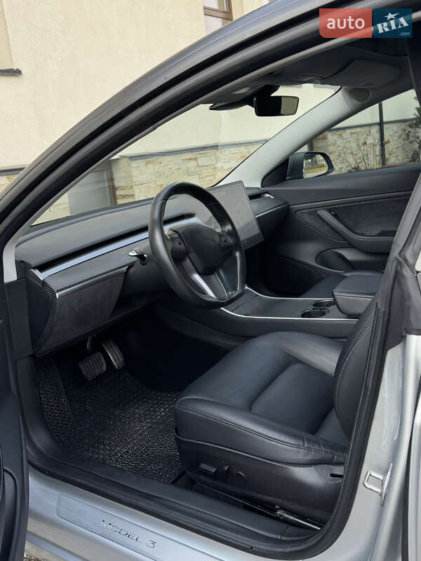 Седан Tesla Model 3 2018 в Львові