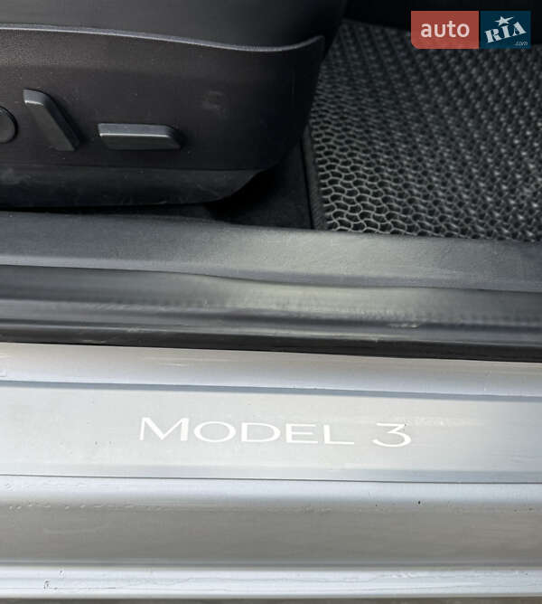Седан Tesla Model 3 2018 в Львові