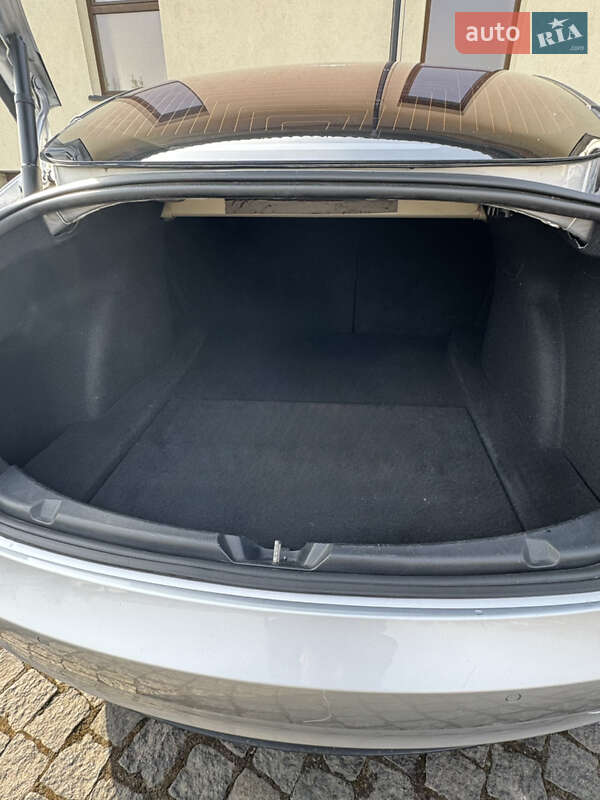 Седан Tesla Model 3 2018 в Львові