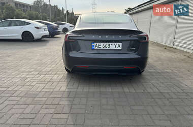 Седан Tesla Model 3 2024 в 