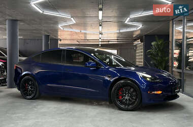 Седан Tesla Model 3 2022 в 