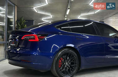 Седан Tesla Model 3 2022 в 