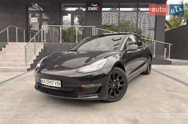 Седан Tesla Model 3 2022 в 