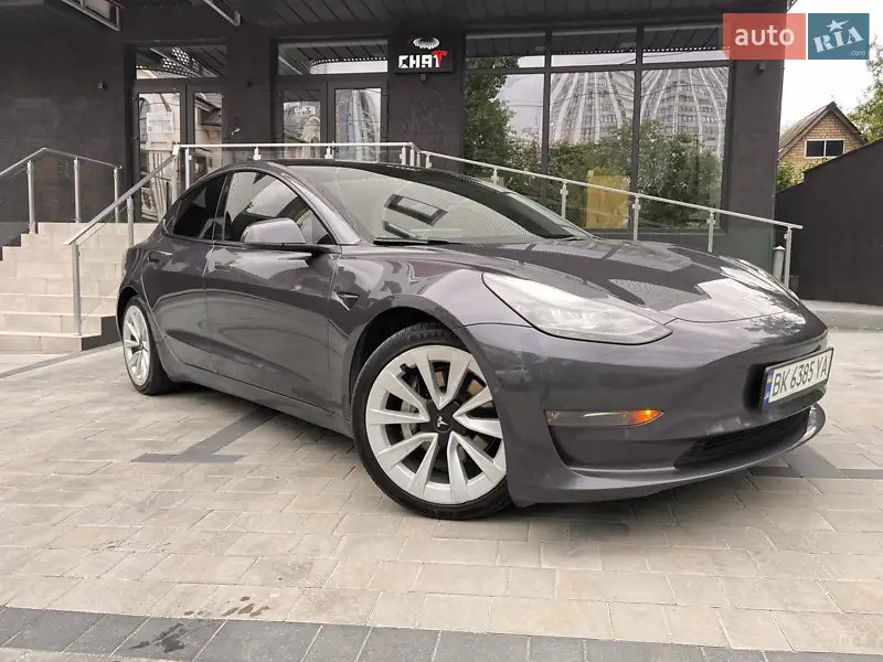 Седан Tesla Model 3 2022 в 