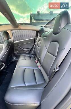 Седан Tesla Model 3 2023 в 