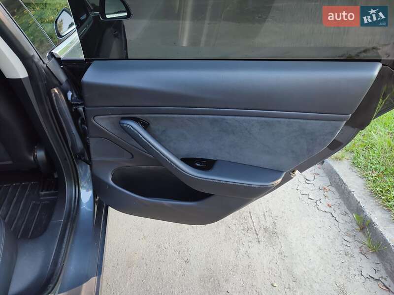 Седан Tesla Model 3 2020 в Львові