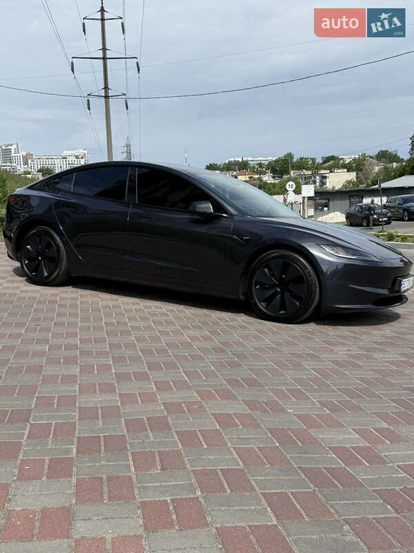 Седан Tesla Model 3 2024 в 