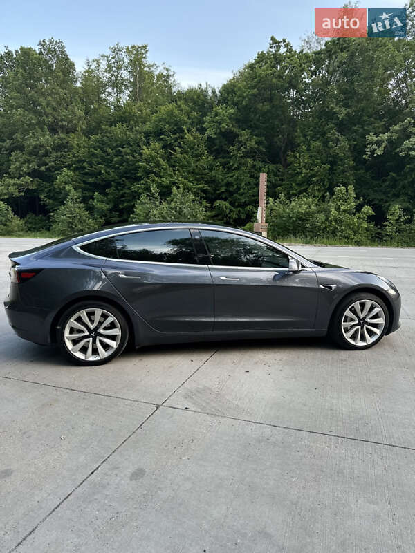 Седан Tesla Model 3 2019 в Коростені