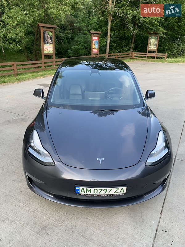 Седан Tesla Model 3 2019 в Коростені