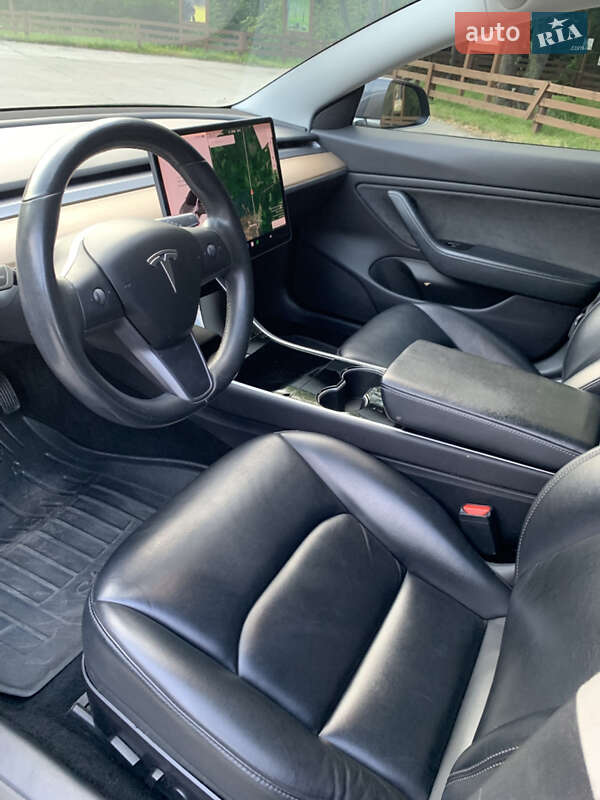 Седан Tesla Model 3 2019 в Коростені