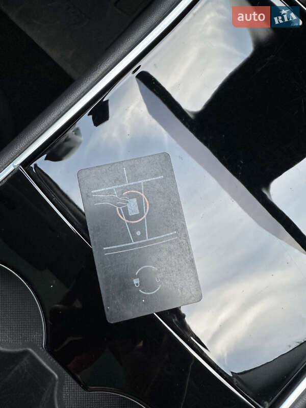 Седан Tesla Model 3 2019 в Коростені