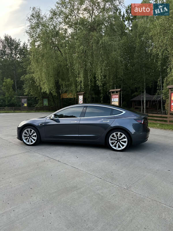 Седан Tesla Model 3 2019 в Коростені
