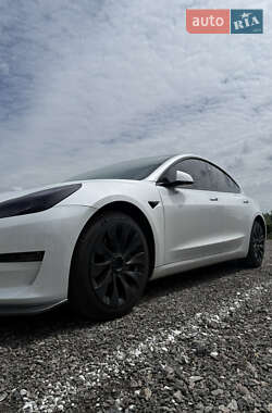 Седан Tesla Model 3 2022 в 