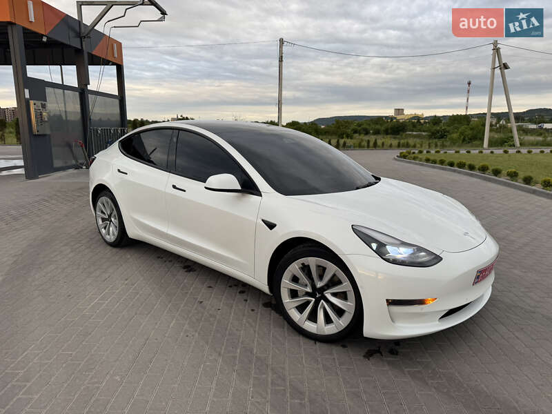 Седан Tesla Model 3 2022 в 