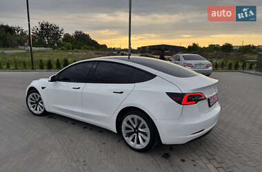 Седан Tesla Model 3 2022 в 