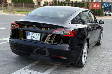 Седан Tesla Model 3 2022 в 