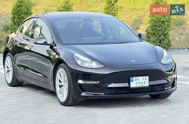 Седан Tesla Model 3 2022 в 