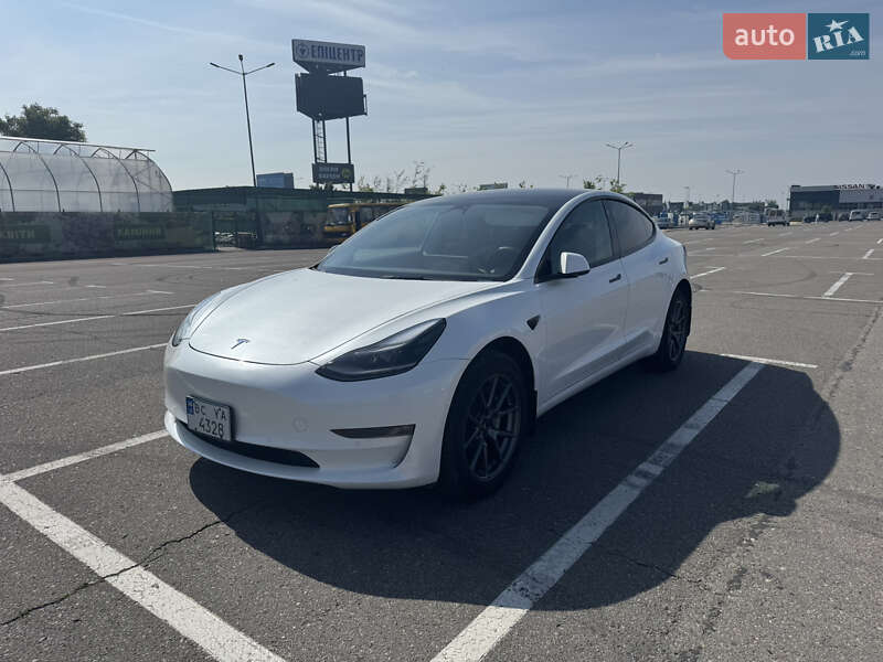 Седан Tesla Model 3 2021 в Львові